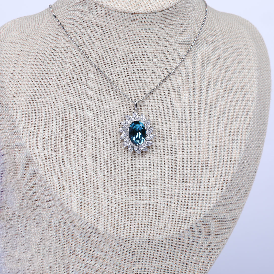 The queen Swarovski crystal plated platinum necklace